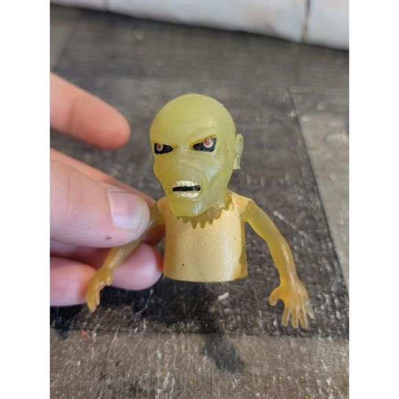 ACC glow dark finger puppet zombie guy toy figure - Picture 2 of 4